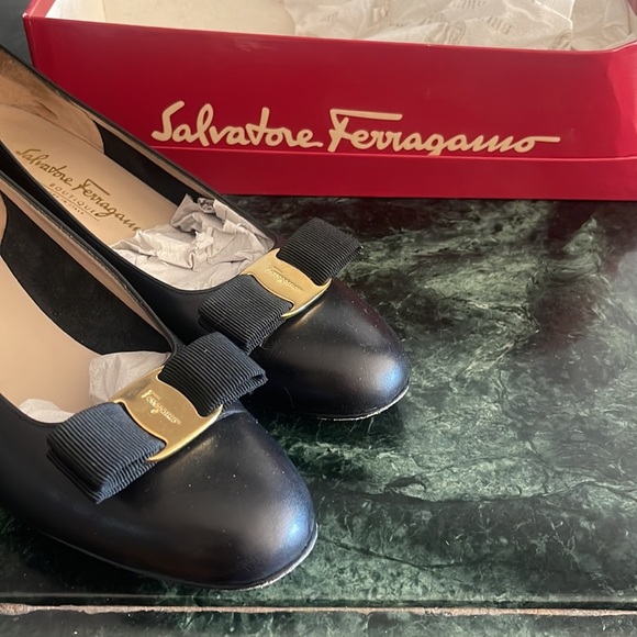Salvatore Ferragamo gorgeous black - Picture 1 of 8